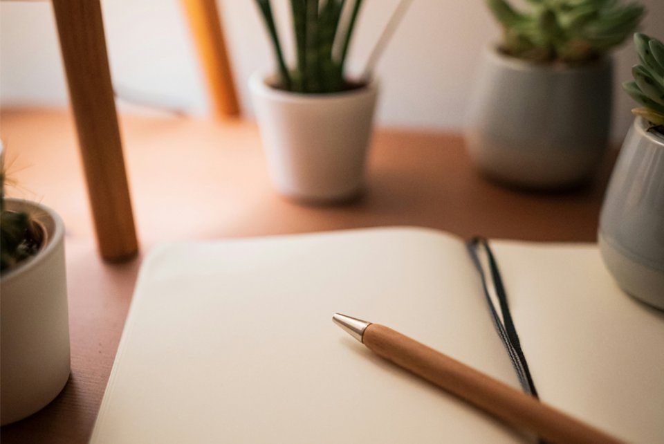 Foto von einem Notizbuch auf einem Schreibtisch