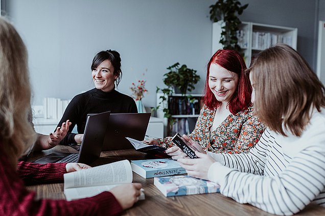 BoD-Mitarbeiterinnen arbeiten zusammen